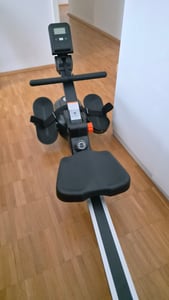 MERACH klappbares Rudergerät – leise Magnetbremse, 16 Stufen, LCD-Display & Tablet-Halter, Kinomap-App, gepolsterter Sitz, Ganzkörper-Workout Kunden-Foto 2
