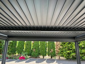 sweeek - Bioklimatische Pergola Palace 3x4m + 2 Markisen 3m + 1 Markise 4m - Anthrazit Kunden-Foto 2