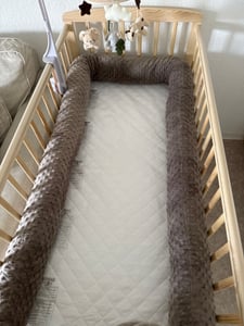Jukki Bettschlange 300 cm – Bettumrandung & Bettrolle fürs Babybett – Minky Grau Kunden-Foto 1
