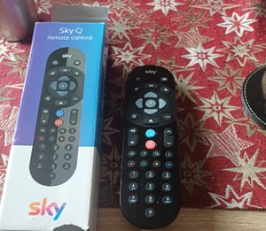 Originele SKY Q spraakbediening, compatibel met Sky Q 1TB/2TB ontvanger/Sky Q Mini ontvanger, model SKY135 Klantenfoto 1