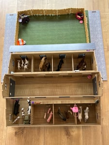 Kids Globe Pferdestall mit 7 Boxen und Weide 1:24 Kunden-Foto 1