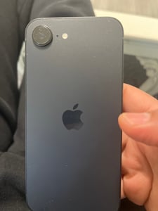 Apple iPhone 17e , 15,5 cm (6.1"), 2532 x 1170 Pixel, 512 GB, 48 MP, iOS 26, Schwarz Kunden-Foto 1