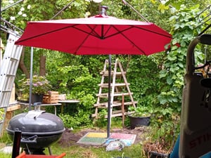 KINGSLEEVE® Ampelschirm LED Beleuchtung UV Schutz 80+ Solar Ständer Schutzhülle Windsicherung 300cm Groß Kurbel Balkon Terrasse Garten Sonnenschirm Rot Kunden-Foto 1