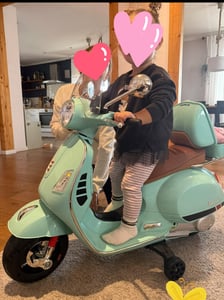 Vespa GT Elektrische kinder scooter, 7,2V (3–6 jaar) – Officieel gelicenseerd, met bagageruimte, stabilisatorwielen en lederen zadel – Elektrische kinder scooter – Wit Klantenfoto 2