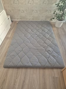 SucceBuy Japanische Futon-Matratze (2032 x 1372 x 89 mm), faltbare Tatami Bodenmatratze (Full Size) mit Tasche zur Aufbewahrung & Befestigungsmaterial, 9-lagige Schlafmatte für Meditation und Yoga, Grau Kunden-Foto 1