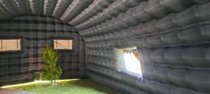 VEVOR Aufblasbares Partyzelt 9x6x4 m, Würfelzelt für Disco Nachtclub, Pavillon Hochzeitszelt mit 1100 W Gebläse, Sandsack, 2 Fenster für Veranstaltungen, Geburtstag, Hochzeit, Schwarz Kunden-Foto 1