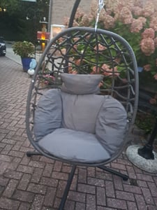 tillvex® Hängesessel mit Gestell Outdoor & wetterfester Abdeckung inkl. Befestigung | Hängekorb klappbar bis 150 kg | Hängesitz aus Rattan | Hängestuhl für Indoor Garten Balkon Terrasse Foto del cliente 1