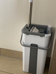 Mikrofasermopp mit Eimer Bodenreinigung Squeeze Hand Free Floor Mop Waschbare Pads Wiederverwendbare Staubwischer mit weichen Nachfuellpads Hartholz Holzbodenreiniger Mop Dry Wet Mop Kunden-Foto 2