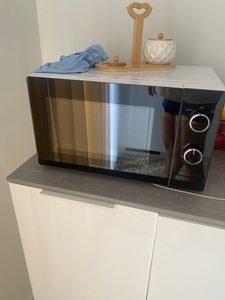 Samsung MS20A3010AH, Arbeitsplatte, Solo-Mikrowelle, 20 l, 700 W, Drehregler, Schwarz, Weiß Kunden-Foto 1