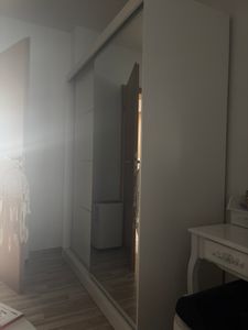 Schwebetürenschrank Kleiderschrank Bono 05, 160 cm, Weiß/Weiß mit Spiegel Kunden-Foto 1