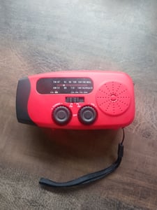 Aufgerüstete Version Solar Radio, Kurbelradio mit LED-Beleuchtung, Notfallradio AM/FM Radio mit 2000-mAh-Akku, USB-C, Notbeleuchtung, Wiederaufladbar Kunden-Foto 1