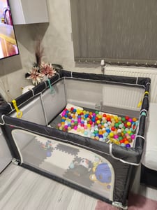 COSTWAY 124 x 124cm Baby Laufstall klappbar, tragbarer Laufgitter mit 50 Bälle, 4 Griffe, Verriegelungsfunktion, Krabbelgitter mit Netzwänden & Tür, Laufgitterzelt für Säuglinge & Kinder (Dunkelgrau) Kunden-Foto 1