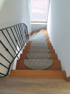 Floordirekt Stufenmatten Alto, Treppenschutz Stufenmatten in halbrund, rutschhemmend mit Winkelschiene & Klebestreifen, Treppenmatte innen - beige Kunden-Foto 8