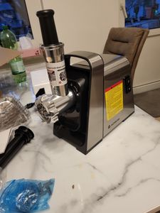 AOBOSI Fleischwolf 3000W, 3 in 1 Fleischwolf Elektrischer mit 3 Edelstahl-Schleifplatten, Kubbe & Wurstfüllrohren Kunden-Foto 3