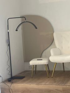 Andoer HD-M6X 36W podlahové LED video světlo Half Moon Filling Light 3200K-5600K stmívatelné s 180cm/ 70,9in kovovým stojanem na světlo držák telefonu dálkové ovládání pro kosmetický salon make-up živé vysílání noční světlo Fotografie od zákazníka č. 4