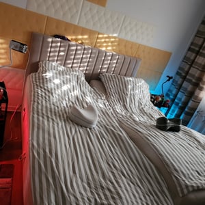 TRADA Adele Boxspringbett 180x200 Elektrisch verstellbar Taschenfederkern Doppelmatratze 9 Zonen Topper Bett mit Bettkasten Velour Stoff Beige Kunden-Foto 3