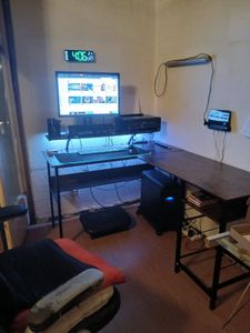VASAGLE Schreibtisch, L-förmiger, mit Steckdosen, LED-Beleuchtung, USB-Anschlüsse Kunden-Foto 1