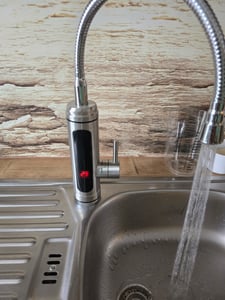 Rubinetto da cucina elettrico con resistenza integrata, miscelatore intelligente rotante a 360°, colore argento, con indicatore di temperatura LED Foto del cliente 2
