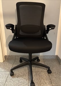 Bürostuhl ergonomisch mit Mesh-Rückenlehne, 90° klappbare Armlehnen, höhenverstellbar, Computerstuhl für Home Office und Büro, bis 150 kg Kunden-Foto 1