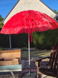 KINGSLEEVE® Sonnenschirm Hawaii Ø160cm Neigbar Höhenverstellbar UV Schutz 30+ Groß Rund Balkon Strand Strohschirm Strandschirm Bast Hawaiischirm Rot Kunden-Foto 1