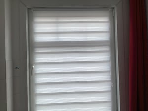 Dubbele rol gordijn, Duo rol gordijn, kleefstrip zonder boren, vrijhangend, verduisterend voor ramen, wit, 100x150cm, klembeugels, privacy jaloezie, zijwaarts bedienbaar rolgordijn voor deuren Klantenfoto 2