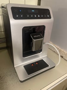 Krups EA892D Vollautomatische Espressomaschine, Kunststoffgehäuse, Touchscreen, Integriertes Mahlwerk, Milchaufschäumer, Wasserfilter, Smartphone-Steuerung Kunden-Foto 1