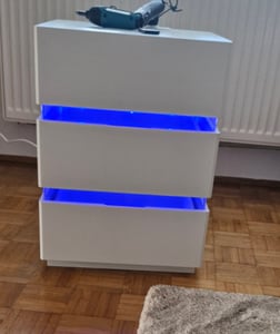 Nočný stolík FCH s LED osvetlením, s 3 zásuvkami, biely Fotografia od zákazníka č. 2