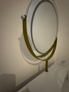 VASAGLE Schminktisch mit Hocker und Beleuchtung, Steckdosenleiste, Spiegel, Frisiertisch, 40 x 100 x 134,8 cm, Kosmetiktisch mit Schubladen Kunden-Foto 6
