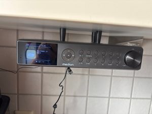 MEDION P66750 Küchen Unterbauradio (DAB+ Küchenradio, PLL UKW Radio, dimmbares TFT Farbdisplay, Koch Timer, Bluetooth, LED Leiste, inkl. Montagematerial) weiß Kunden-Foto 2