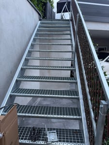 scala in acciaio a 18 gradini con ringhiera su un lato Larghezza 60 cm Altezza del piano 299-360 cm Foto del cliente 1