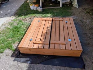 Sandkasten 120x120 Imprägniert Premium Sandbox mit Premium Wasserfeste Abdeckung Oxford Sitzbänken Deckel Sandkiste Holz Kiefer Sandkastenvlies Kunden-Foto 2