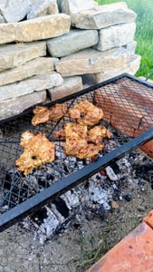 VEVOR 1110 x 380 x 25 mm X-Marks Grille de foyer, Grille rectangulaire, Grille de feu de camp BBQ en acier avec poignée, Ustensile de cuisine portable de camping pour les réunions de fête en plein air, Noir Photo du client 1