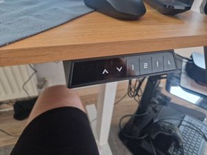SANODESK QS1 Výškově nastavitelný stůl 140 x 60 cm, elektrický, 4 paměťové funkce, ochrana proti kolizím, nosnost 70 kg, háčky, vedení kabelů (černý) Fotografie od zákazníka č. 18
