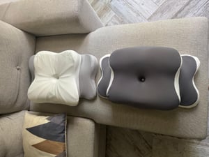 Cuscino ortopedico Linomag® per il sostegno del collo, schiuma memory, rivestimento lavabile, sostegno per collo, spalle e braccia, bianco/nero, 62 x 41 x 8–10 cm Foto del cliente 3