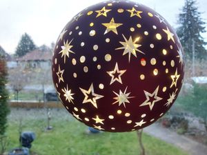 Skleněná vánoční cetka červená k zavěšení s 10 LED diodami - 12 cm - Dekorativní cetka na baterie teplá bílá Fotografie od zákazníka č. 2