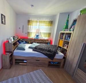 Flieks Jugendbett 140x200cm mit Ladefunktion, Kinderbett Tagesbett Doppelbettmit Schublade,  Ausziehbarem Nachttisch und Regal, Klassisches Bett Kunden-Foto 1