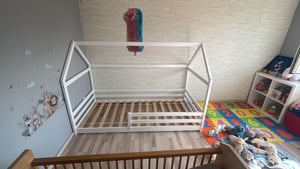 Łóżeczko dla dziecka 80x160 cm z materacem, łóżko-domek z barierką ochronną, łóżko na podłodze, łóżko Montessori, łóżko-domek, stelaż łóżka Zdjęcie produktu od klienta nr 1