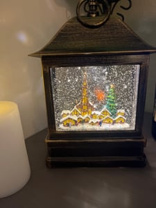 Konstsmide LED Schneelaterne mit Kirche und Weihnachtsmarkt, wassergefüllt, wählbare Energieversorgung, mit 5h Timer, warm weiße Diode, 4.5V_Innentrafo/batteriebetrieben, Innen - 4350-000 Kunden-Foto 1
