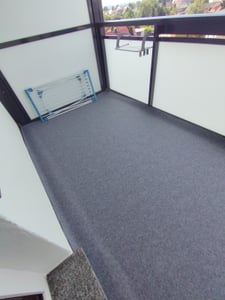 Rasenteppich Easy Anthrazit 133 x 500 cm – Kunstrasen in Nadelfilz-Struktur (flach) – Outdoor Bodenbelag für Balkon, Terrasse & Pool Kunden-Foto 4
