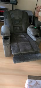 M MCombo Fernsehsessel elektrisch verstellbar, Relaxsessel mit Liegefunktion, TV Sessel mit Massage & Wärmefunktion, USB & Getränkehalter, Wohnzimmer, Stoff, 7008 (Grau) Kunden-Foto 2