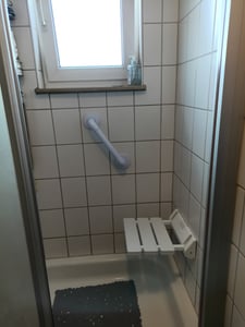 Duschklappsitz Duschsitz Wandmontage  Klappsitz Dusch Duschhilfe Duschklappstuhl  Dusch Hocker Bad & Dusch  Max. 130kg Kunden-Foto 1