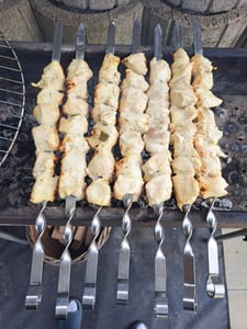 Edelstahl Schaschlikspiesse 60cm / 2mm Stärke / 1,5cm Breite / EXTRA STARK / Schampura Grillspiesse Fleischspiesse auch für Mangal (12 Stück) Kunden-Foto 1