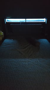 Letto imbottito Flieks 140x200cm matrimoniale con USB e Led, letto in legno massello con rete a doghe e testiera, letto contenitore funzionale Foto del cliente 2