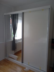 Schwebetürenschrank Kleiderschrank Schrank 203cm Weiß/Weiß semigloss mit Spiegel und Zierleisten Pola 35 Kunden-Foto 2