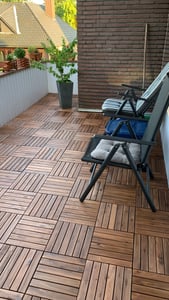 UISEBRT Holzfliesen Balkon 5m² Akazien-Holz 30 X 30cm Terrassenfliese 55 Stück Balkonfliesen Klickfliese Bodenbelag Fliese Modell A Kunden-Foto 1