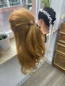 Tréninková hlava se stolní svorkou a stylingovými doplňky - kadeřnická hlava - kadeřnická cvičná hlava - hlava panenky - blond vlasy - 70 cm Fotografie od zákazníka č. 1