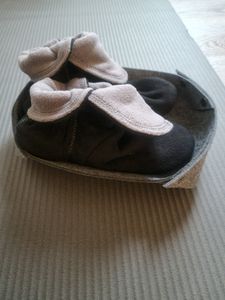 Raikou Hausschuhe für Damen, Herren aus Micro Fleece mit ABS und Rutschfester Sohle, Super Flauschige Hüttenschuche 43/46 Schwarz/Rot Kunden-Foto 1