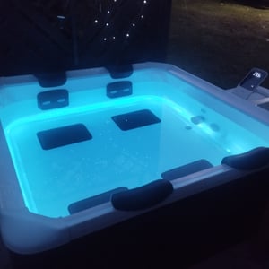 BRAST Whirlpool MSpa Amber Aero Plus mit Fester Außenwand | 180x180x65cm für 6 Personen | 140 Massagedüsen | LED-Beleuchtung in 20 Farben | Ganzjähriger Einsatz Winterfest | In & Outdoor Pool Kunden-Foto 1