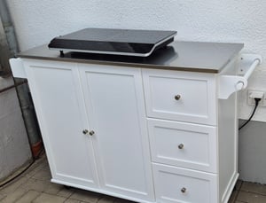 KOMFOTTEU Pojízdný kuchyňský ostrůvek s nerezovou pracovní deskou, kuchyňský vozík se 3 zásuvkami, držákem na ručníky a nastavitelnou policí, kuchyňská skříňka na kolečkách, kuchyňský vozík 135x45,5x91,5 cm (hnědý) Fotografie od zákazníka č. 1