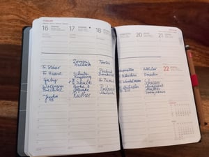 Buchkalender 2027 A5 Nero Rot Hardcover - 1 Woche 2 Seiten Halbstunden-Taktung 6-21 Uhr Kunden-Foto 1